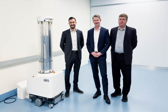 PSC Signing  With Robot (960x640)