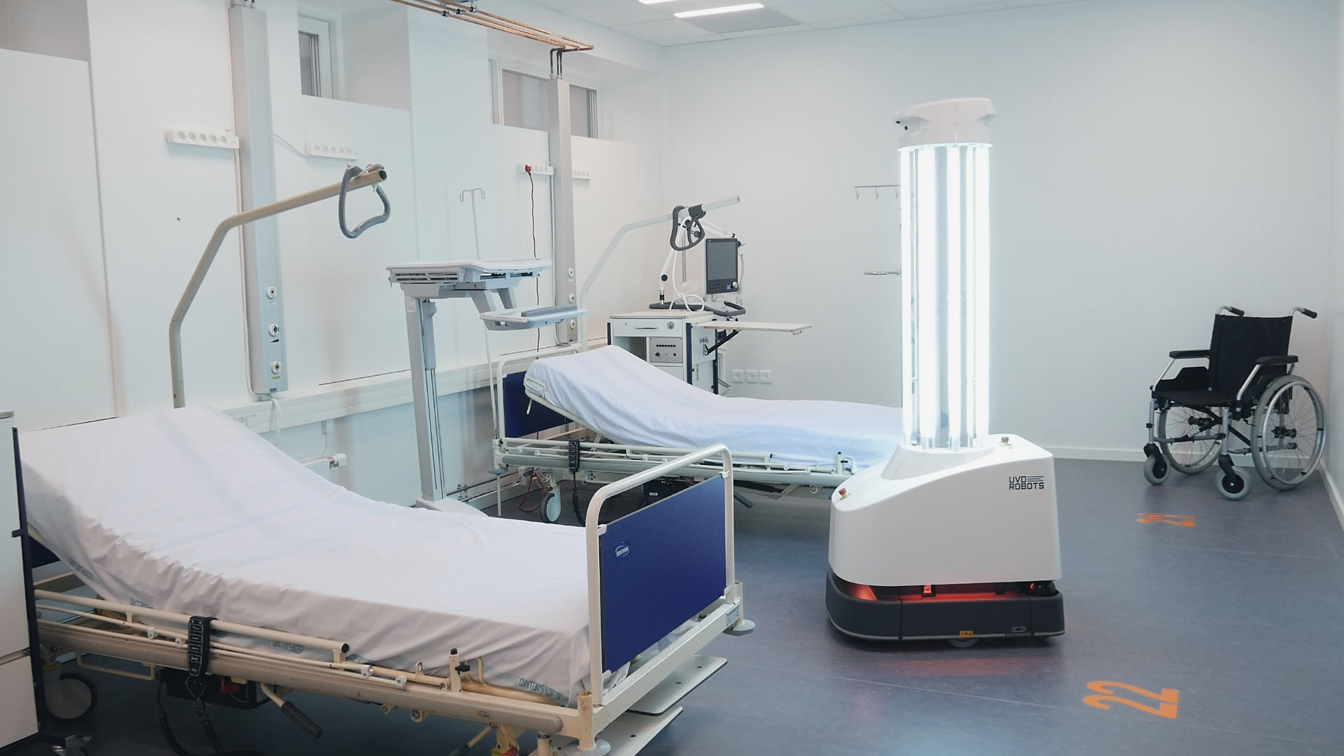 UVD-Robot-in-patient-room