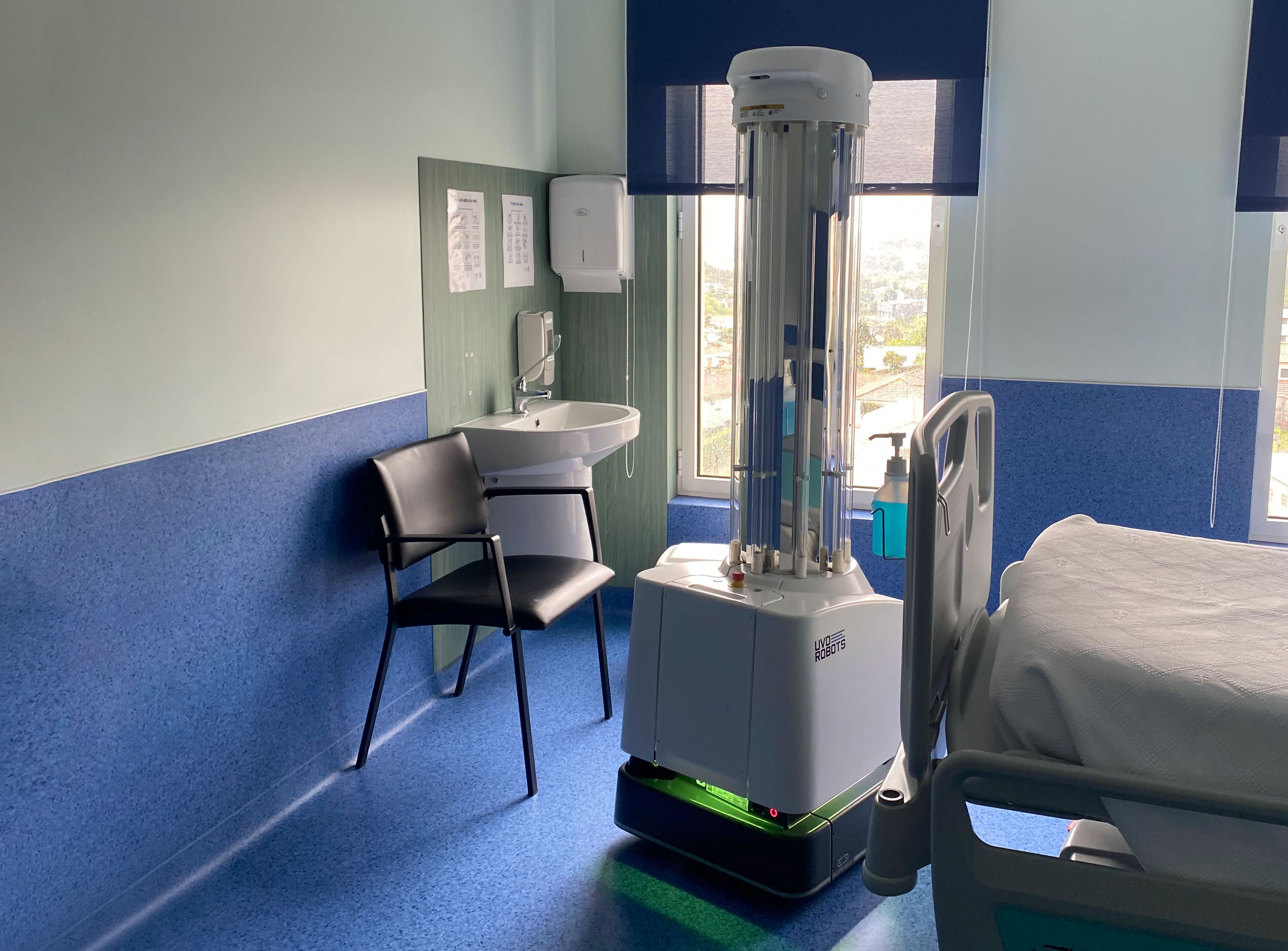UVD-Robots-in-patient-room